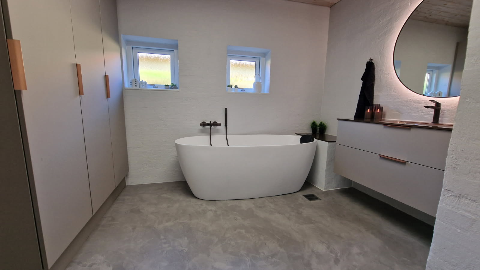 Badeværelsesgulv.færdigt.jpg Microcement på badeværelsesgulv i farven grå i Randers