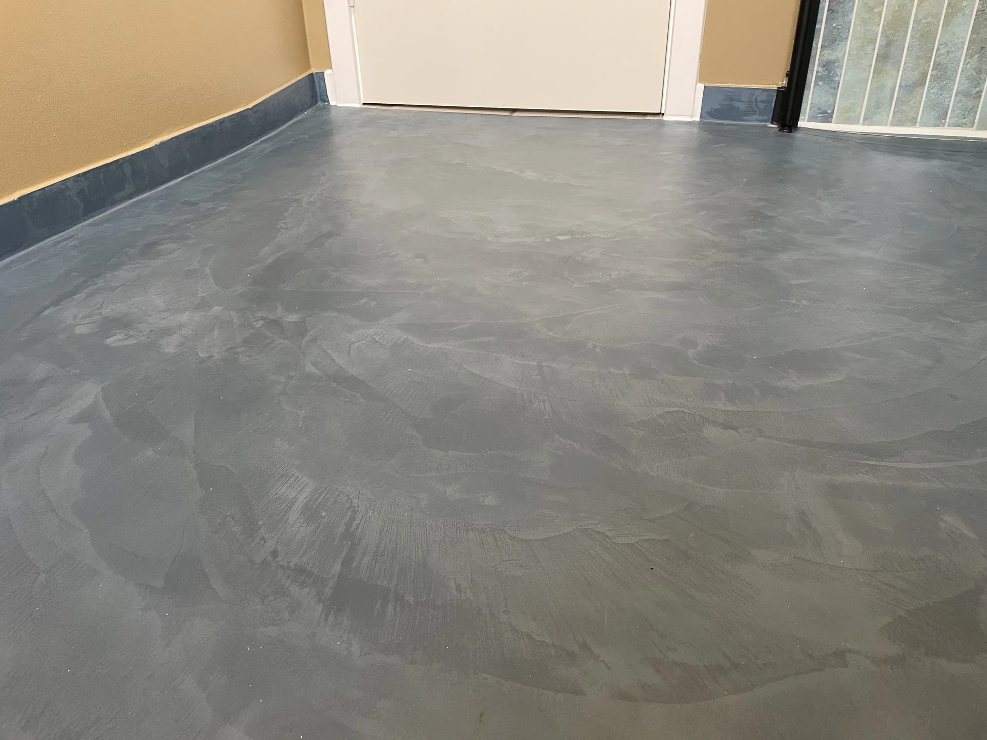 Microcement-badeværelse-uggelbølle.jpeg Detalje af fugefri Havblå microcement på badeværelsesgulv i Rønde