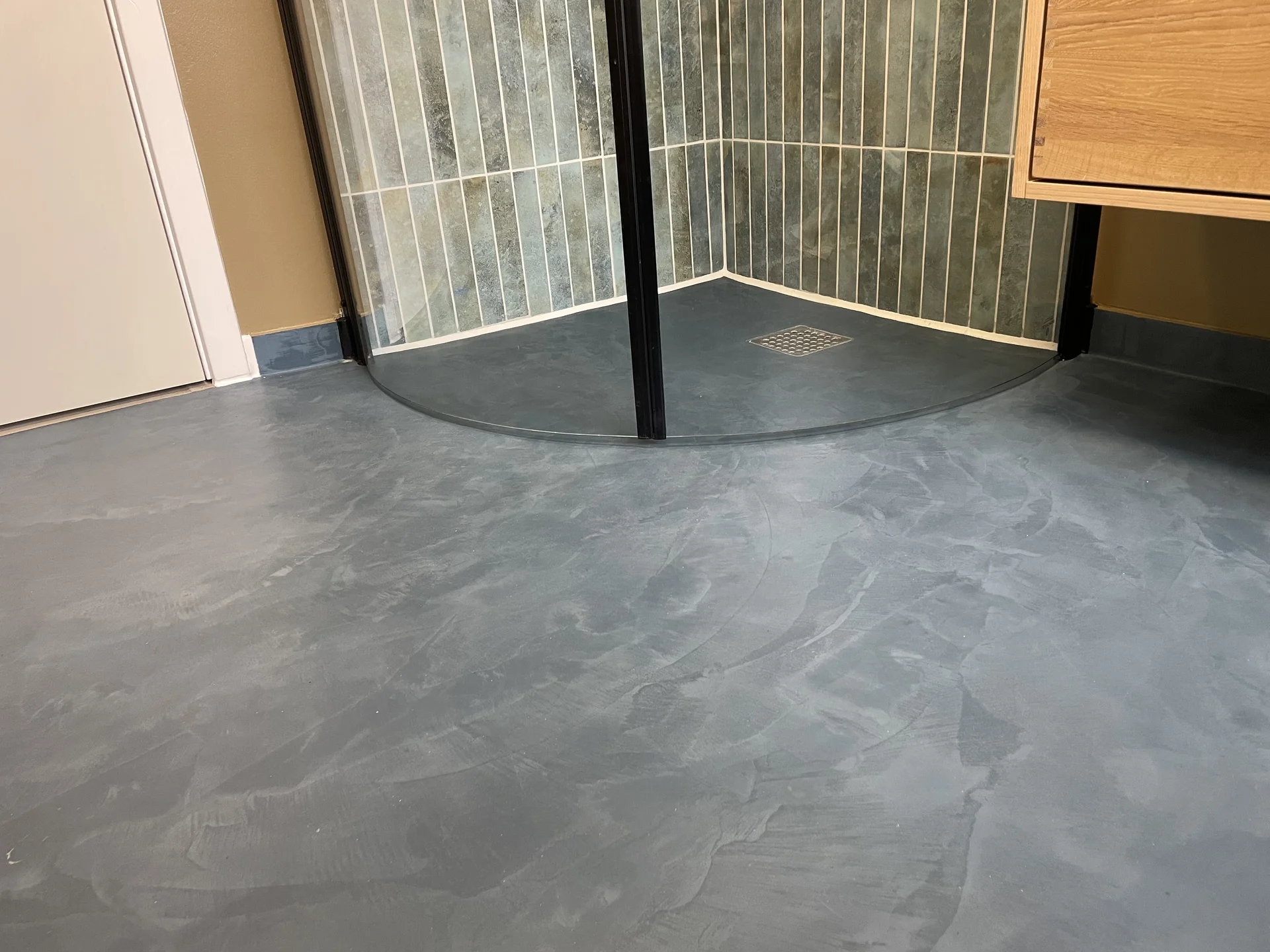 Microcement-badeværelse-uggelbølle.jpeg Microcement badeværelsesgulv i farven Havblå udført i Rønde på Djursland