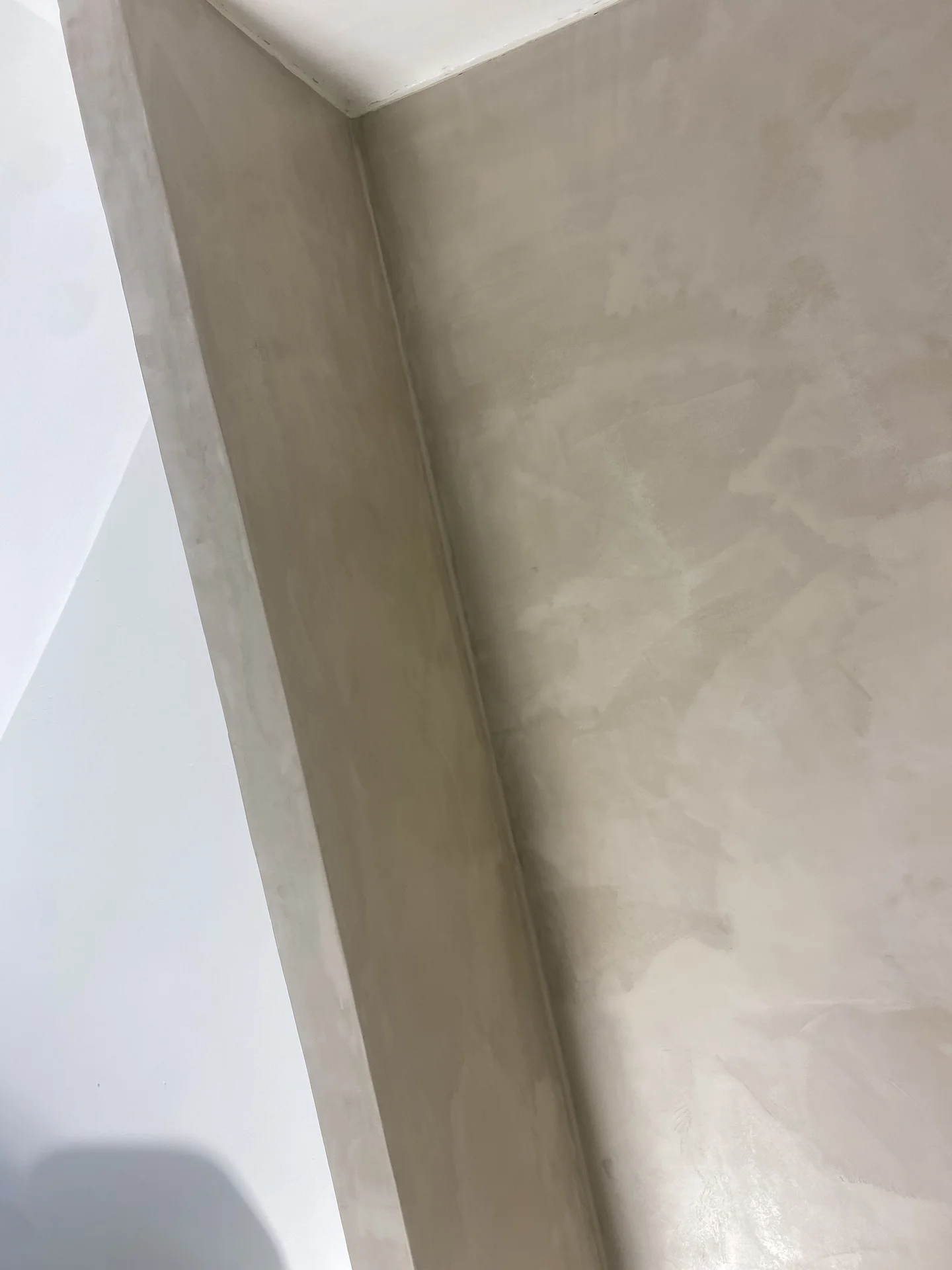 fugefri-microcement-bruseniche-aarhus.jpeg Detalje af fugefri microcement i bruseniche i Aarhus C