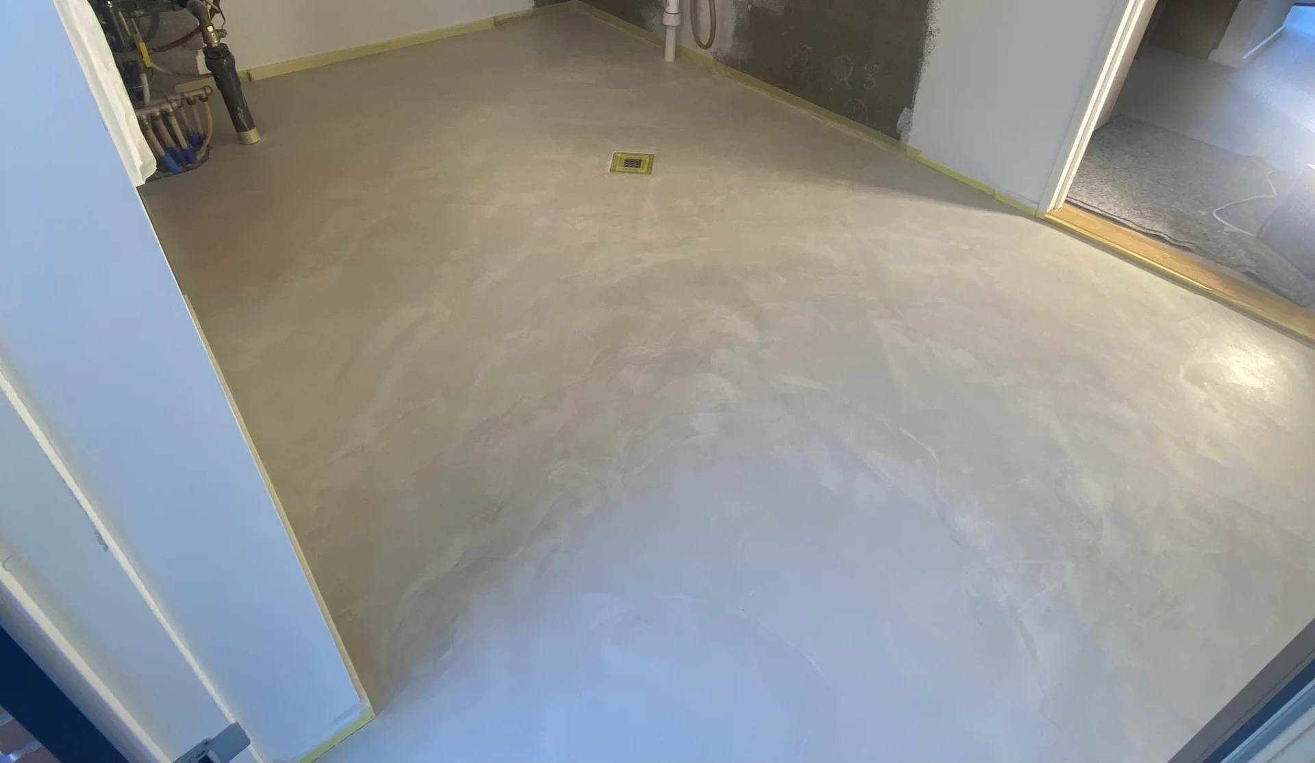 Resultat af fugefri microcement i farven Antikgrå udført i Randers