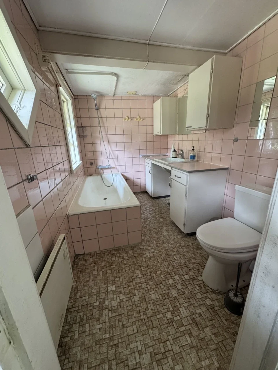 Billede af badeværelse før renovering med microcement i Galten ved Aarhus