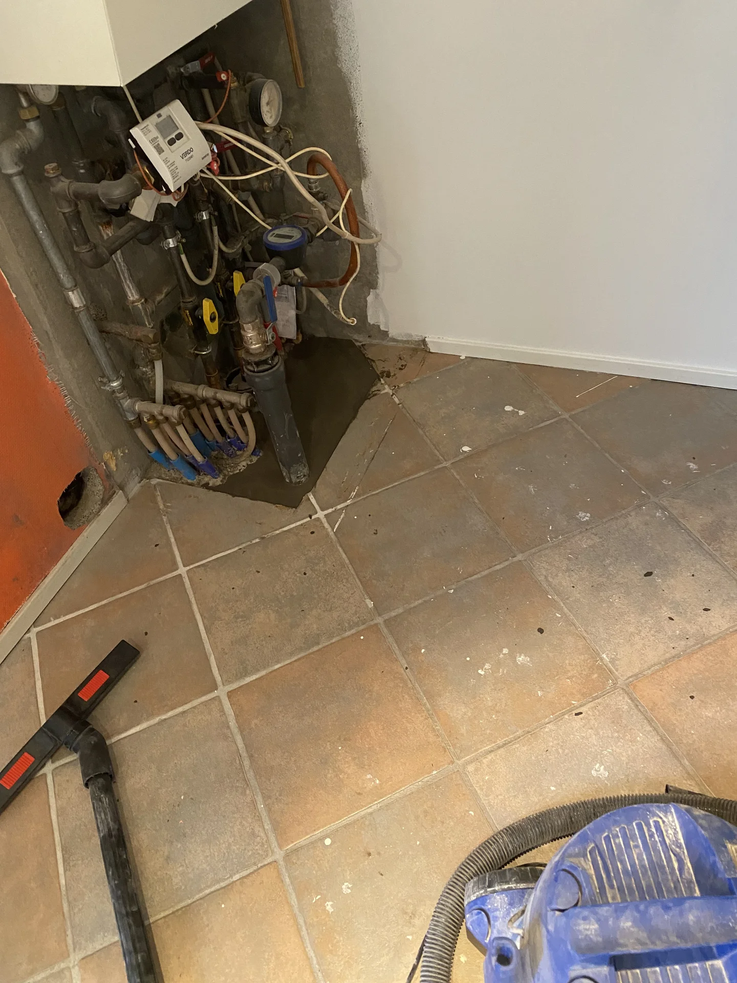 Flydespartel lagt som udbedring for manglende fliser ved vandinstallation, som klargøring til microcement