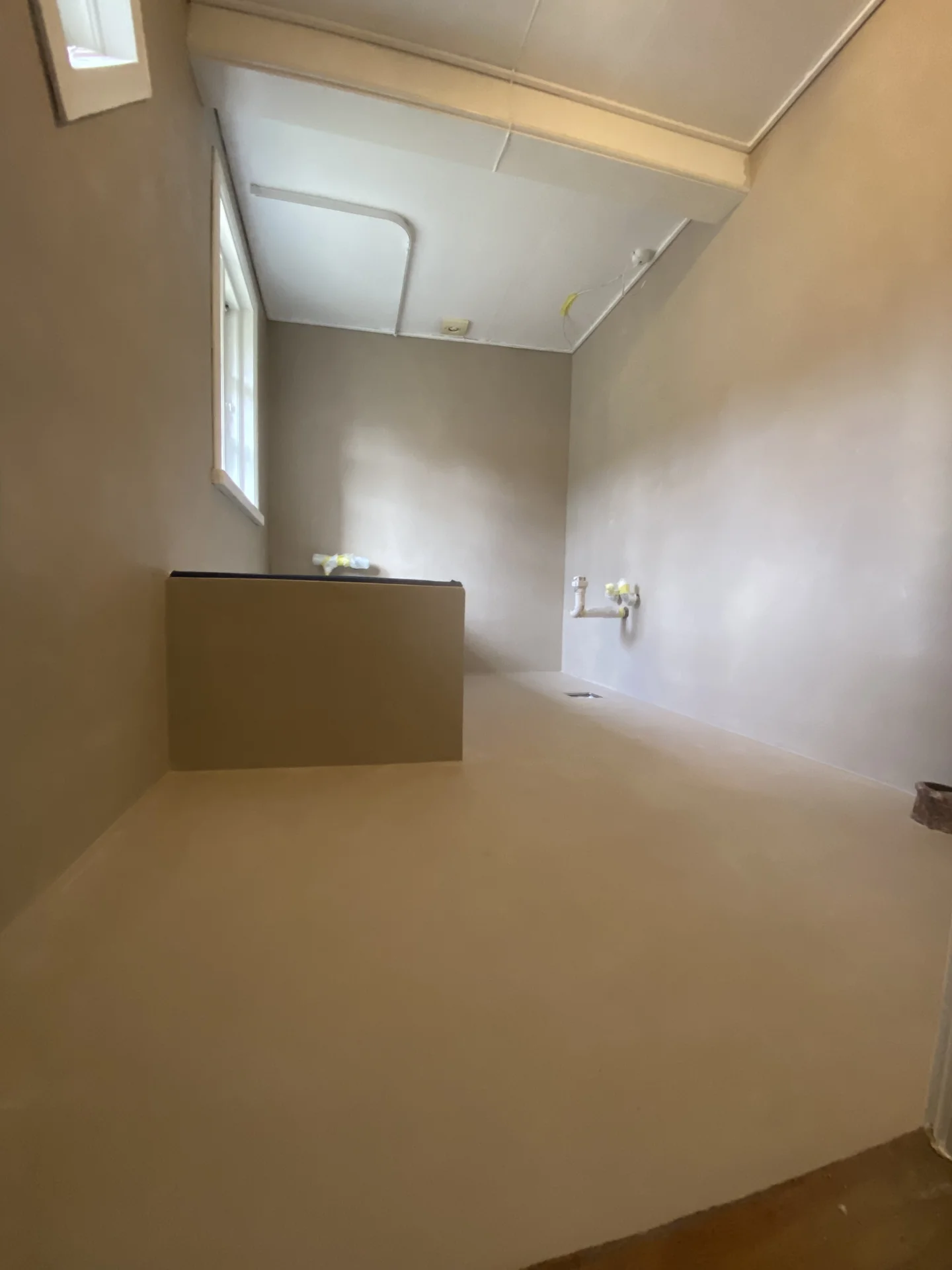 Microcement badeværelse i farven Latte udført i Galten ved Aarhus