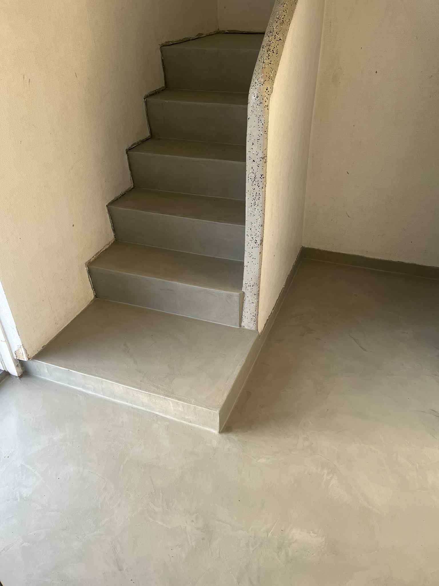 Fugefri microcement i farven Stengrå på trappe i Allingåbro