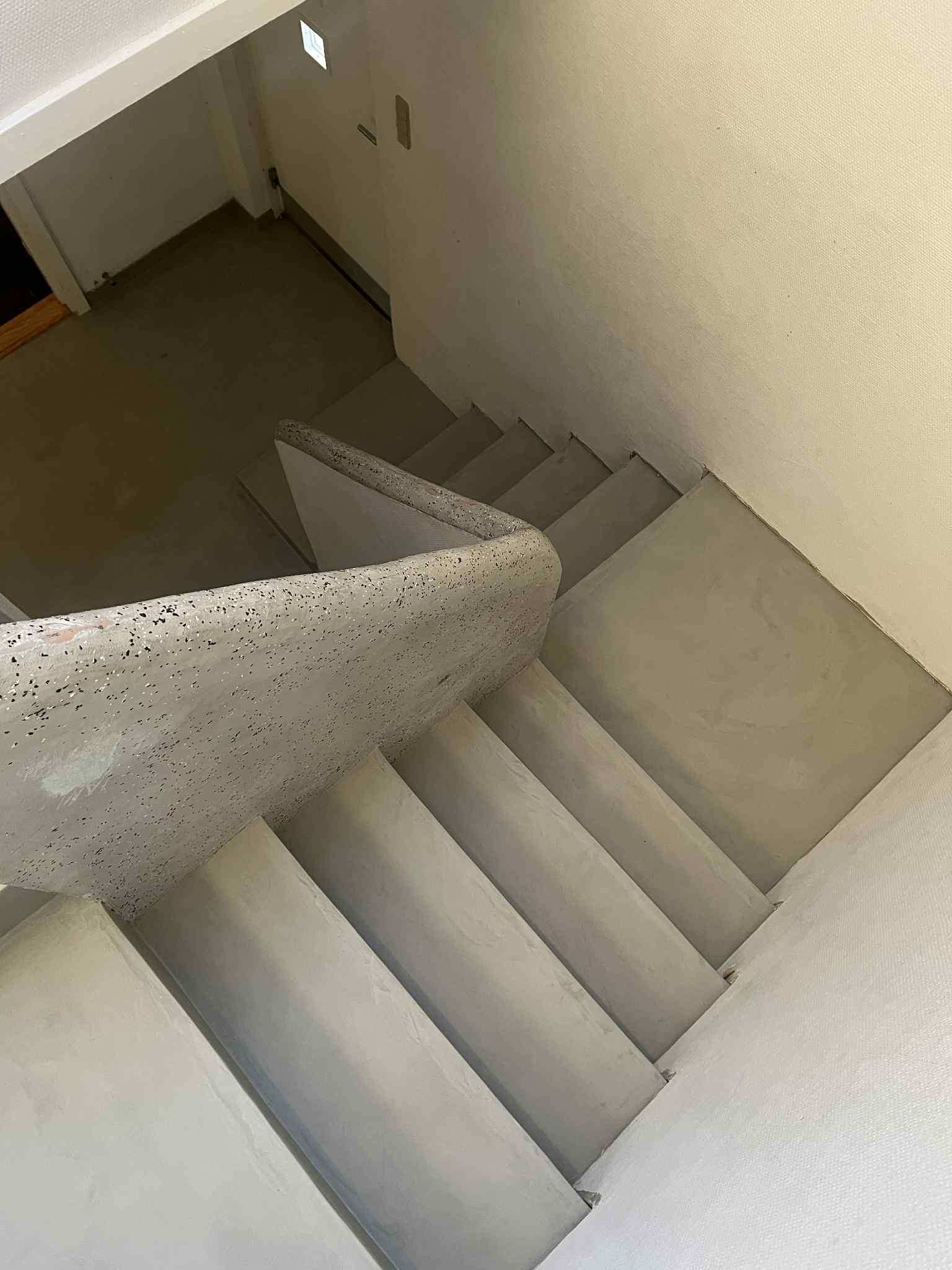 Microcement på indendørs trappe og entrégulv i Allingåbro