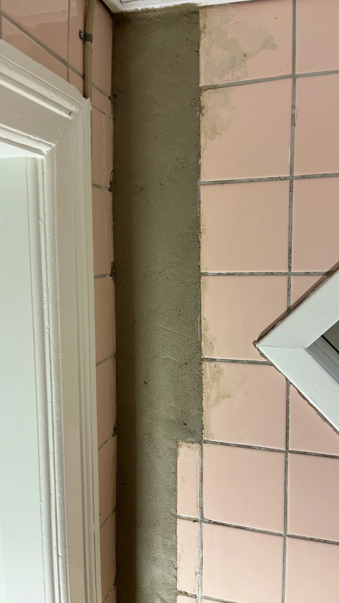Udbedring ved manglende fliser som forarbejde til microcement badeværelse i Galten ved Aarhus