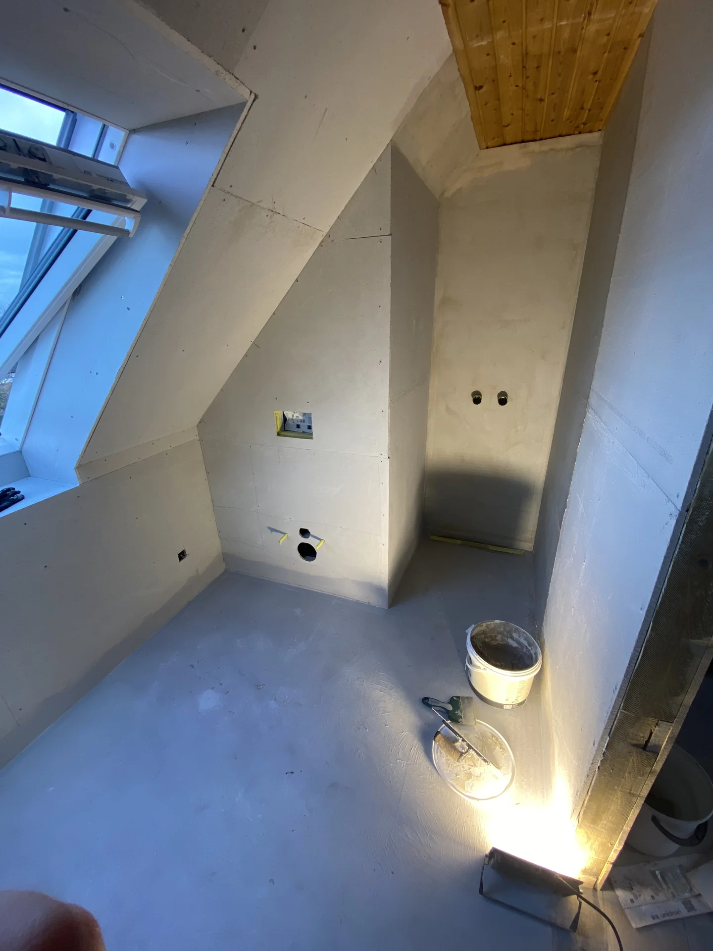 Vådrumsmembran udført i våd- og brusezone inden påføring at microcement